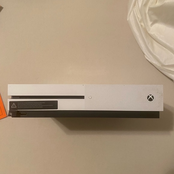 Xbox One S - Picture 2 of 8